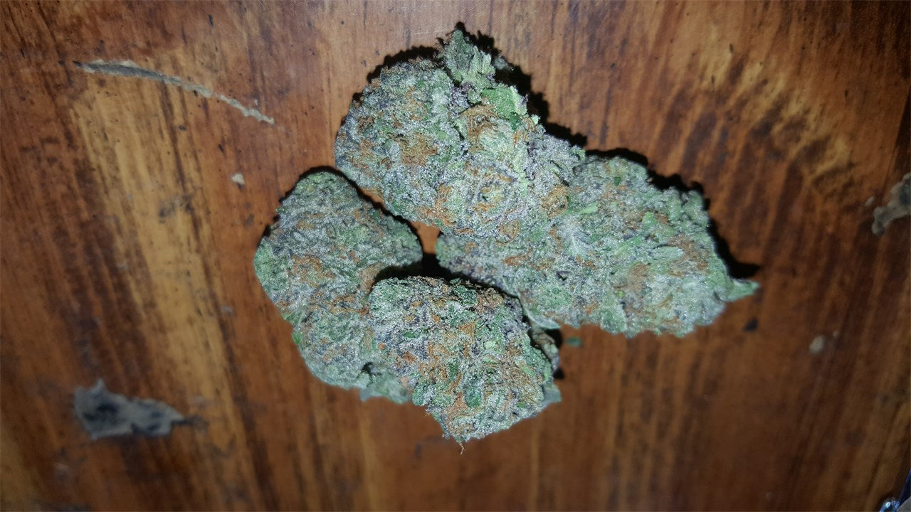 Lavender marijuana strain flower with lavender and flowery flavor and sleepy / relaxed effects - Rare Harvest indica