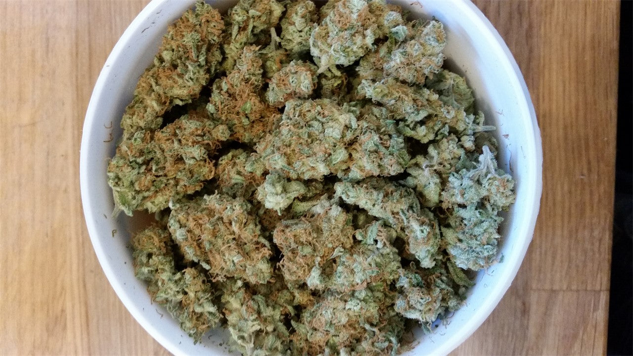 Or marijuana strain flower with chemical and flowery flavor and hungry / sleepy effects - Rare Harvest hybrid