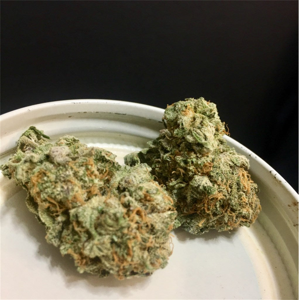 Platinum Bubba Kush marijuana strain flower with flowery and earthy flavor and sleepy / hungry effects - Rare Harvest indica