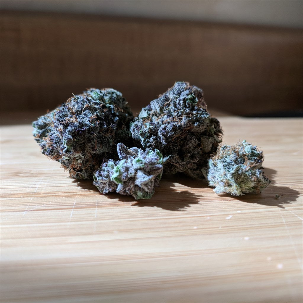 The Black marijuana strain flower with tea and woody flavor and sleepy / relaxed effects - Rare Harvest indica
