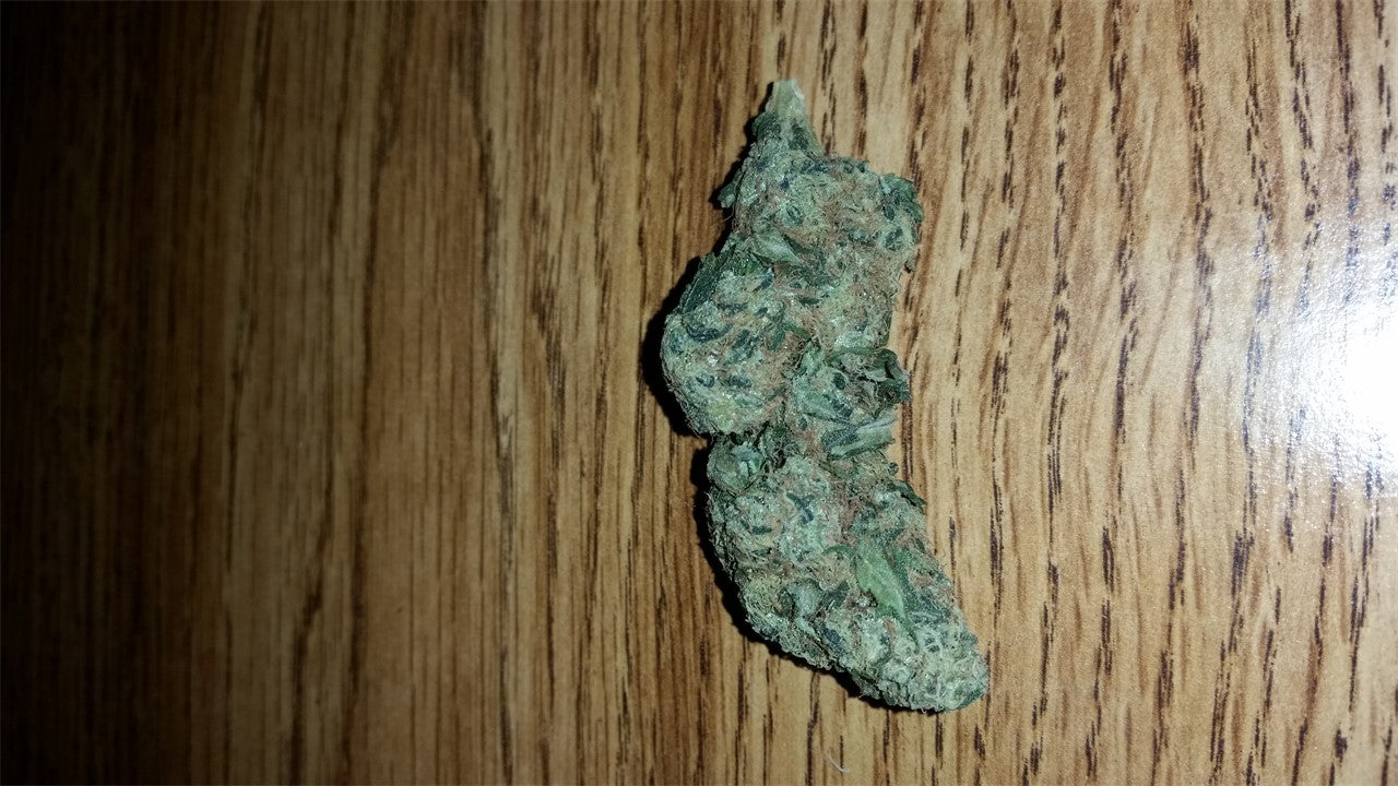 White Smurf marijuana strain flower with mint and orange flavor and talkative / energetic effects - Rare Harvest hybrid